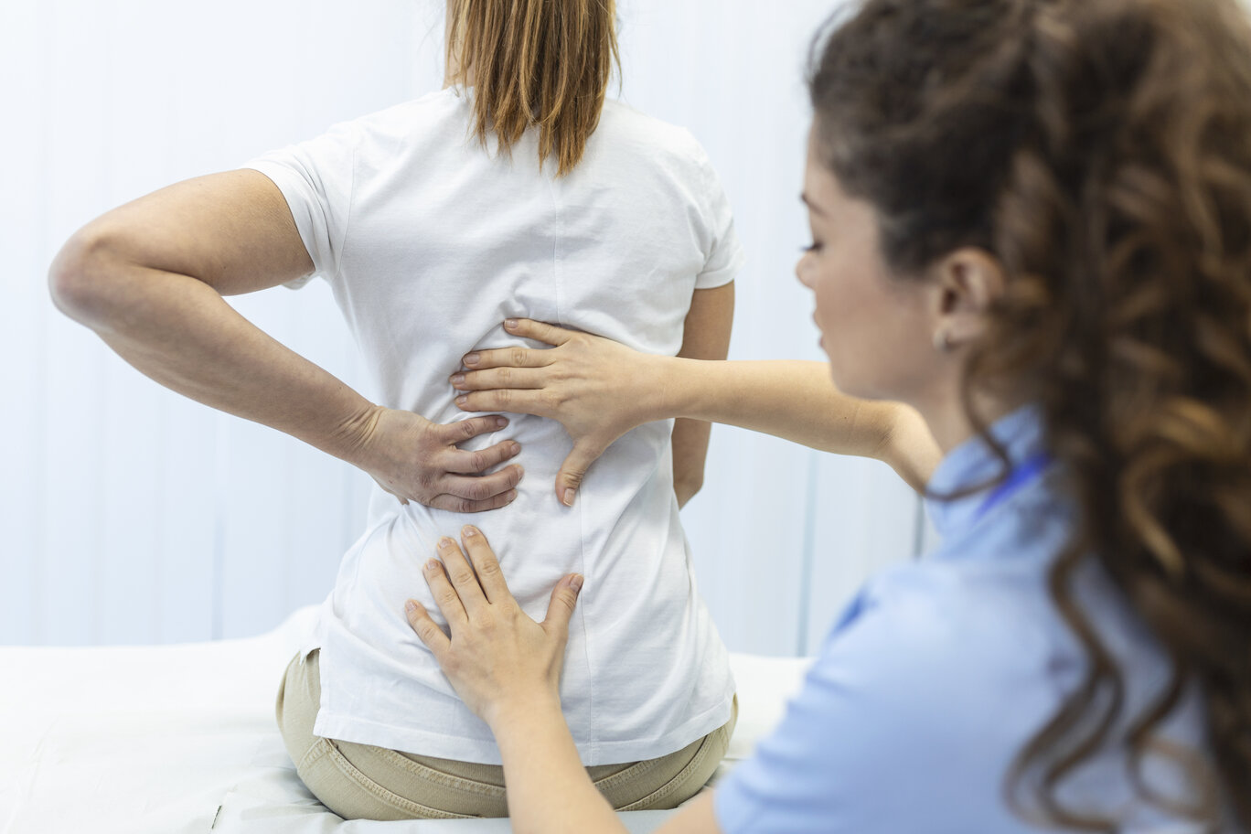 Dolor de espalda o dorsalgia, qué es y cual es su tratamiento en  FisioClinics